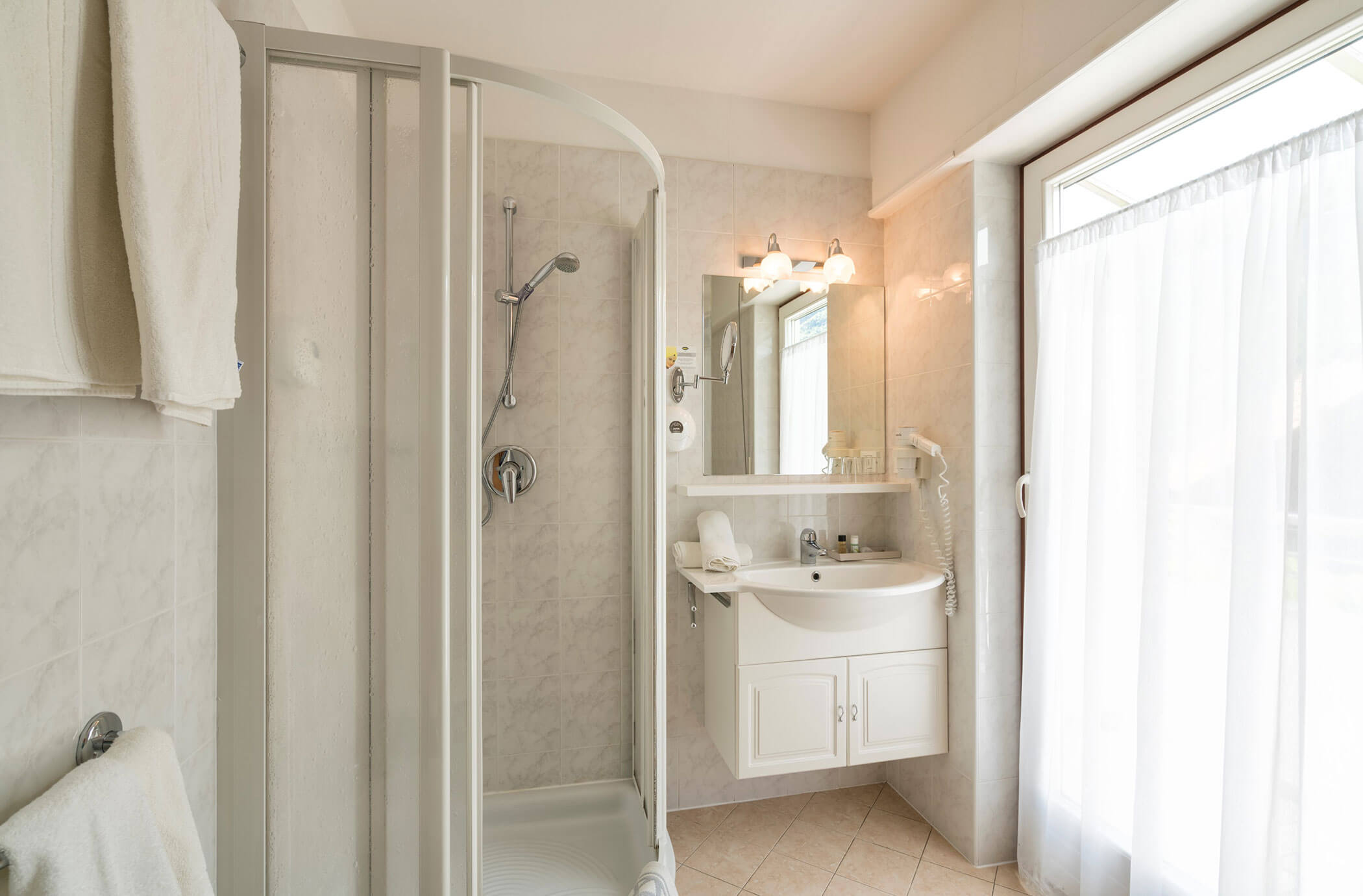 Deluxe - Bathroom with shower