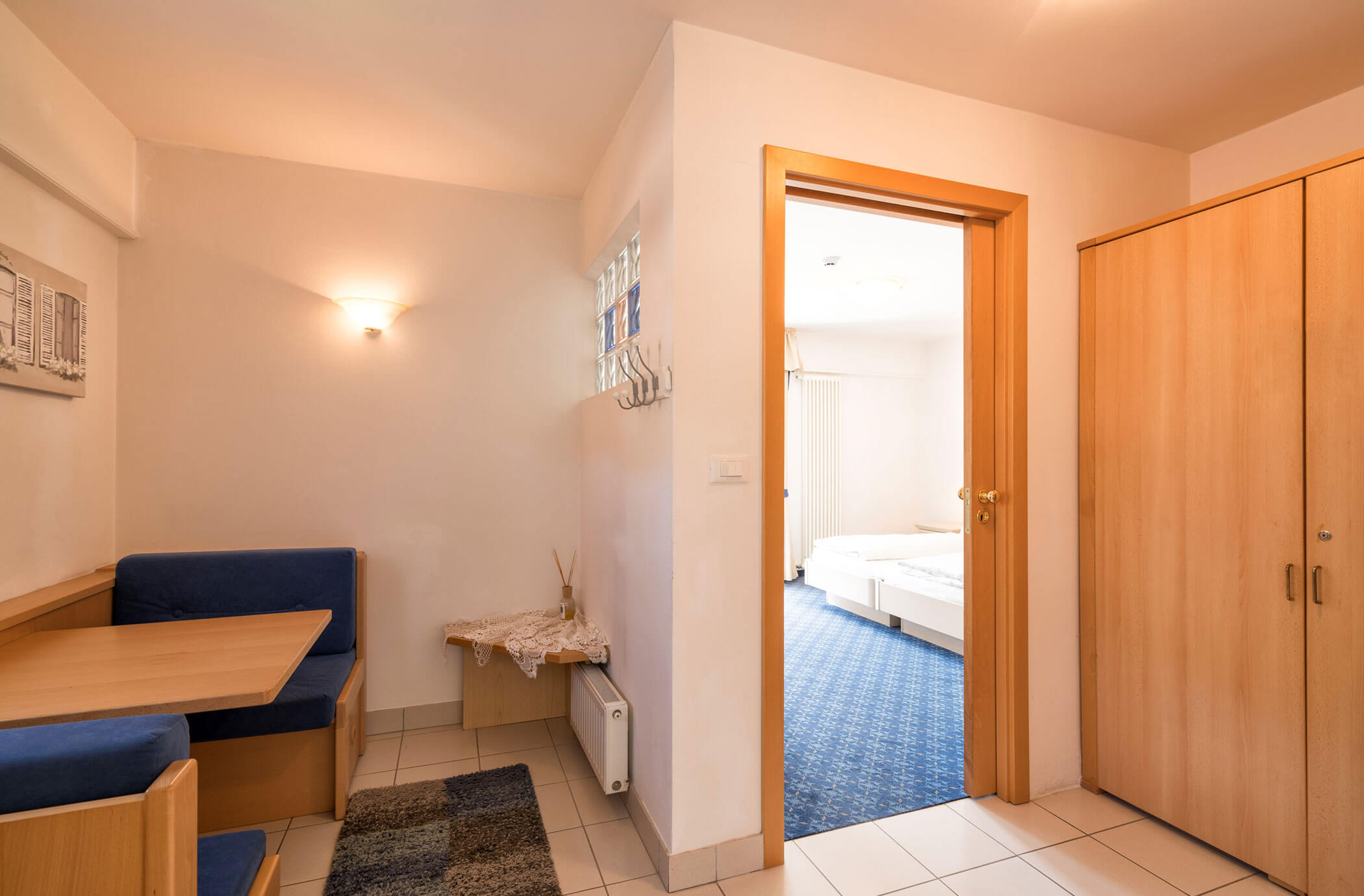 Deluxe - Desk and view into the bathroom