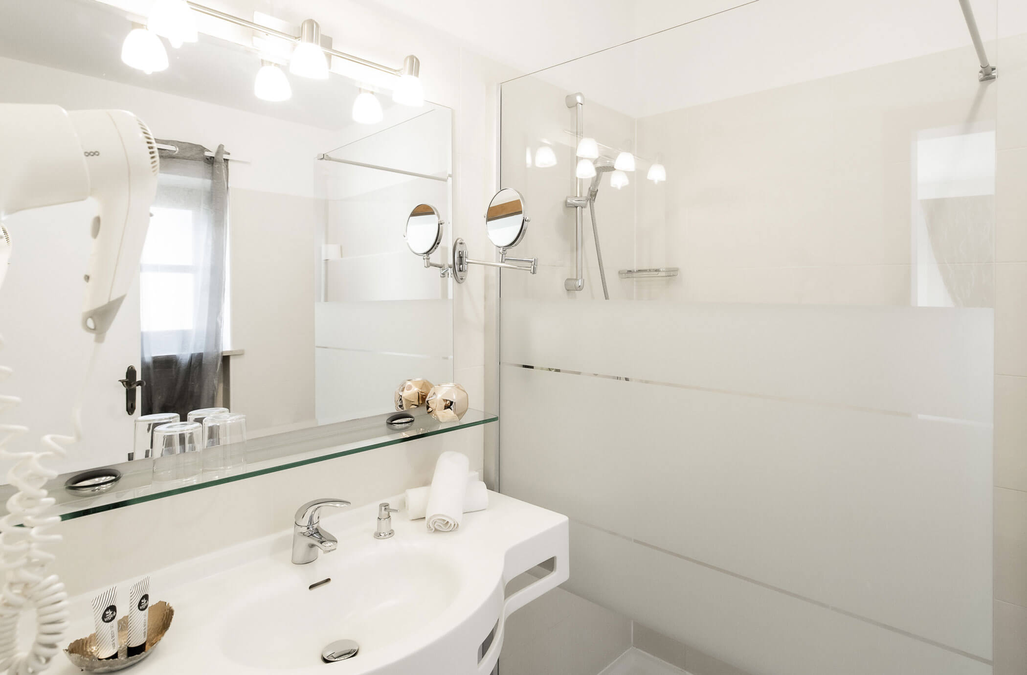 Bathroom with shower, WC - Superior room