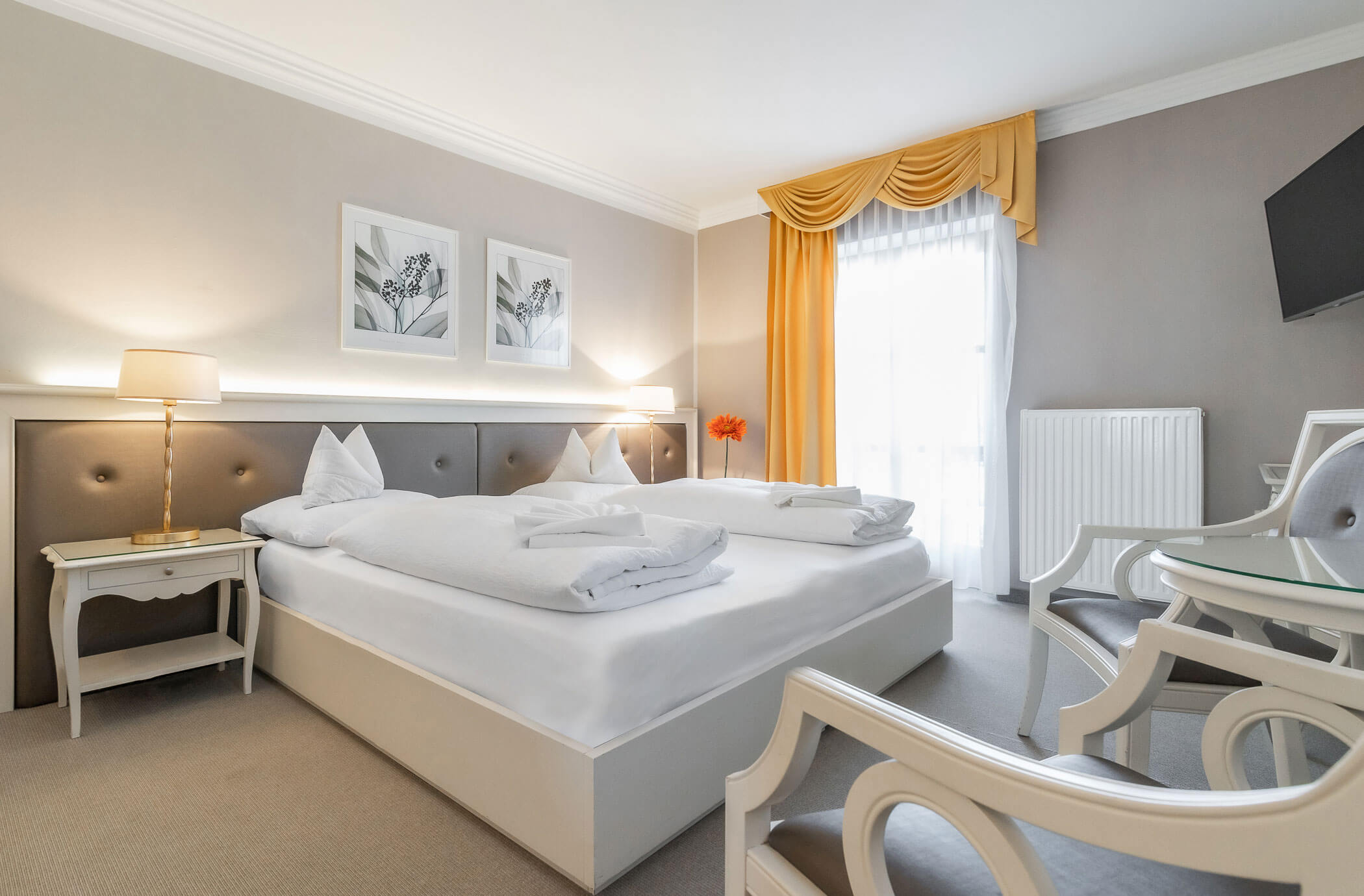 Superior room - double bed with comfortable seating area